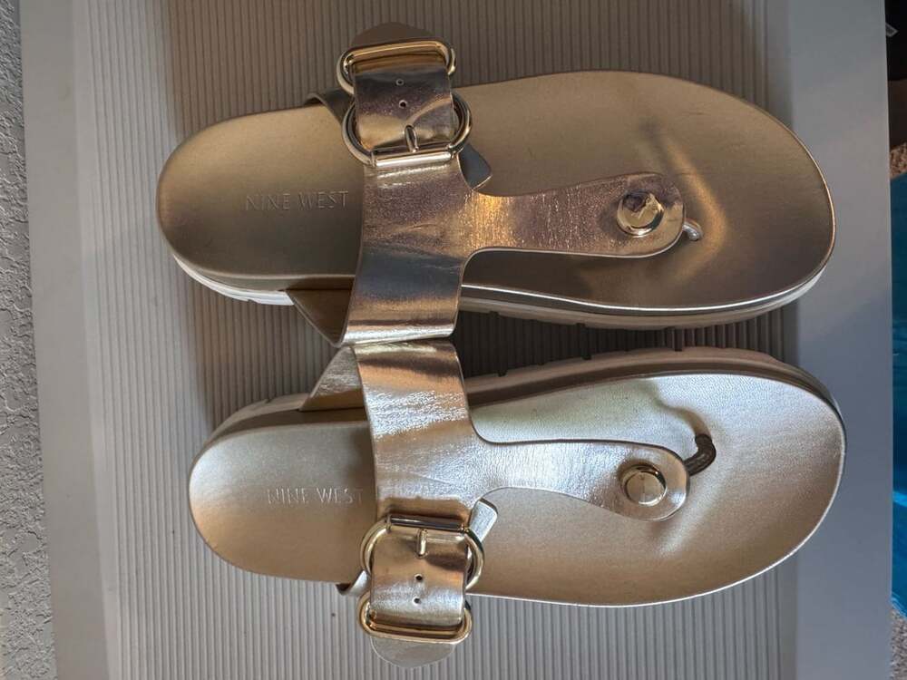 Nine West Thong Sandals Size 8M Gold Metallic Buckle Footbed